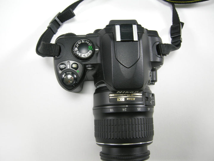Nikon D40 6.1mp Digital SLR w/AF-S 18-55 DX ED Shutter #1,524 Digital Cameras - Digital SLR Cameras Nikon 3318891