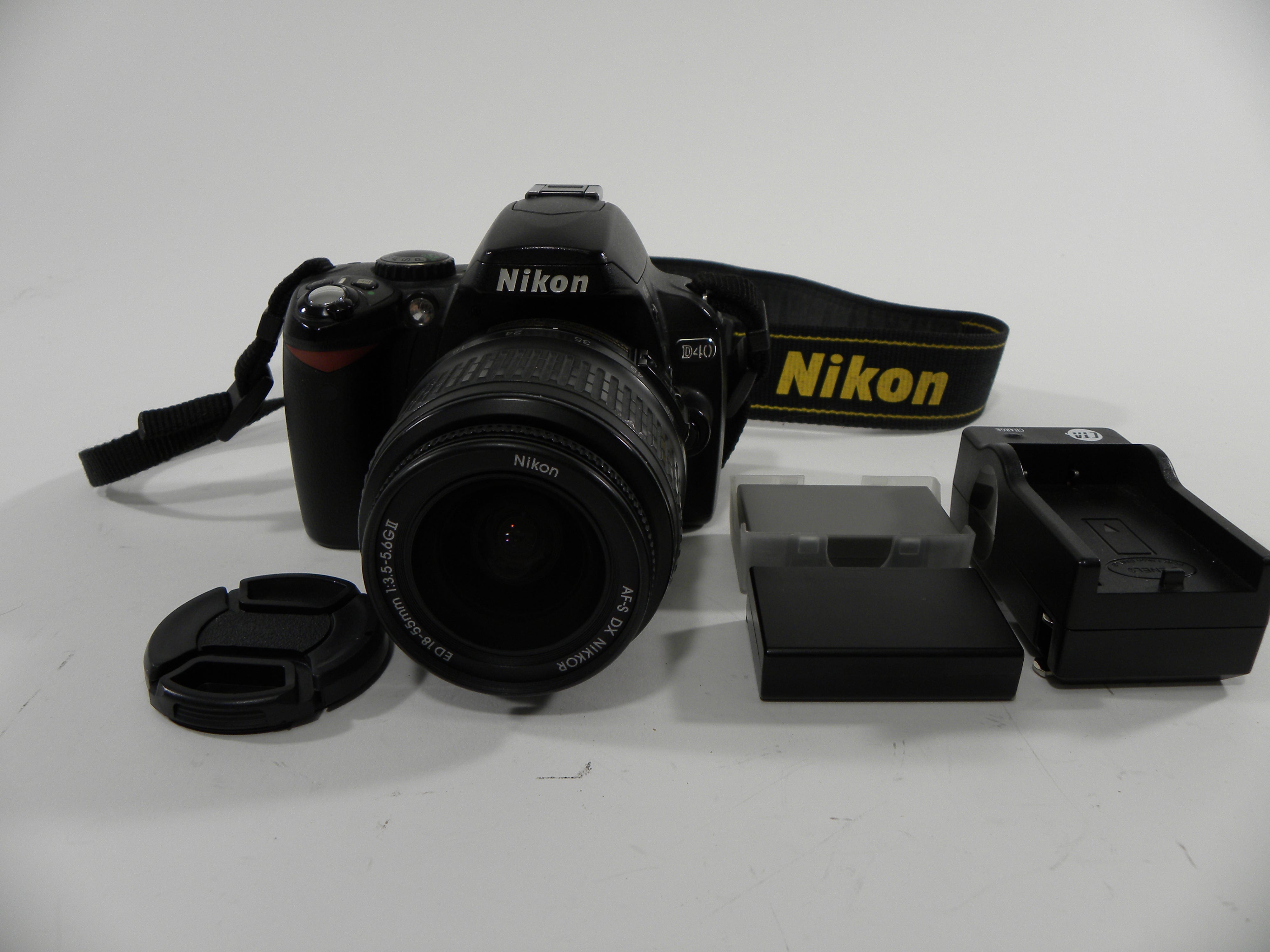 Nikon D40 6.1mp Digital SLR w/AF-S 18-55 Shutter Ct. 21,028