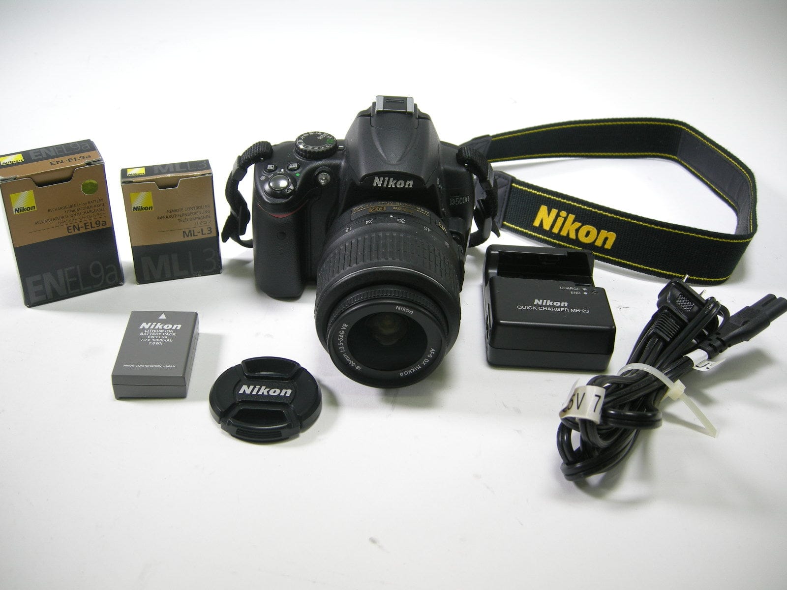 Nikon D5000 12.3mp Digital SLR w/AF-S Nikkor 18-55 Shutter Ct 