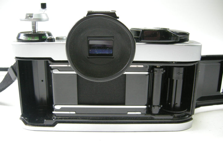 Canon AE-1 Program 35mm SLR film camera body only( AS IS) 35mm Film Cameras - 35mm SLR Cameras - 35mm SLR Student Cameras Canon 3708953