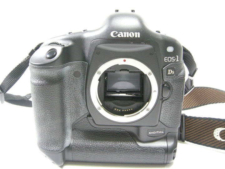 Canon EOS-1DS 11.1mp Digital SLR Body Only Shutter Ct. 15,452 Digital Cameras - Digital SLR Cameras Canon 108141