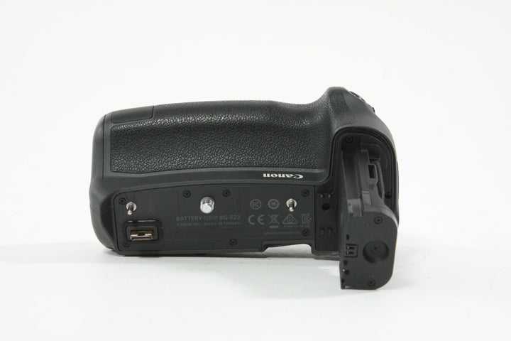 Canon EOS R w/Battery Grip BG-E22 - Shutter Count 62000 or less Digital Cameras - Digital Mirrorless Cameras Canon 022021000230