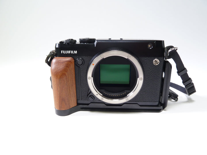 Fujifilm GFX 50R w Small Rig Cage Shutter Count 14063 Digital Cameras - Digital Mirrorless Cameras Fujifilm 91051144