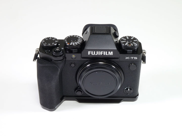 Fujifilm X-T5 Mirrorless Digital Camera with SmallRig L-Shape Grip - Shutter Count 66 Digital Cameras - Digital Mirrorless Cameras Fujifilm 3DA03347