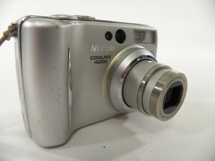 Nikon Coolpix E4200 4.0mp Digital Camera Digital Cameras - Digital Point and Shoot Cameras Nikon 3513905