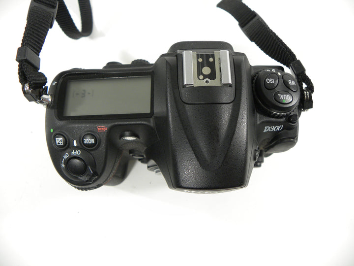 Nikon D300 12.3mp Digital SLR Body only Shutter Ct. 3,120 Digital Cameras - Digital SLR Cameras Nikon 3023259