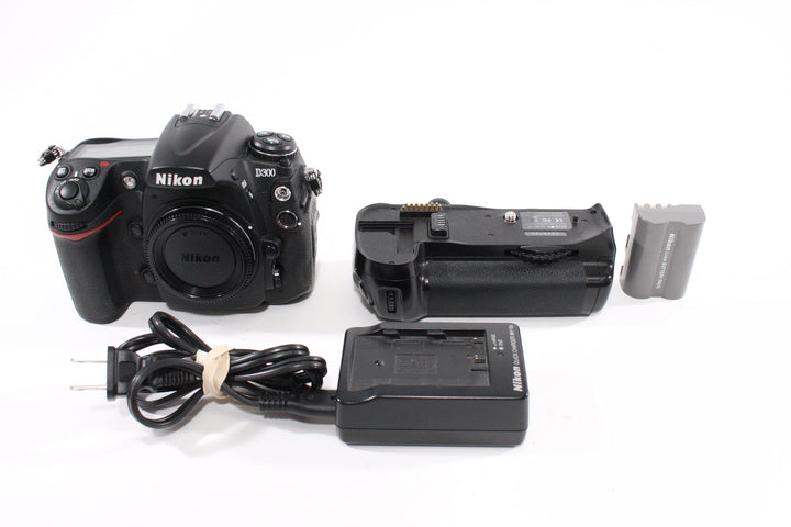 Nikon D300 Body w/Grip Shutter Count 5817 AS-IS Digital Cameras - Digital SLR Cameras Nikon 3141260