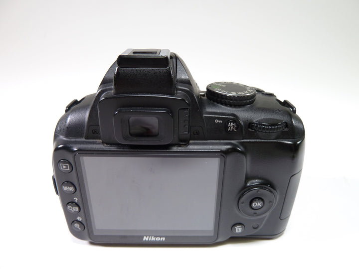 Nikon D3000 w/ 18-55mm f/3.5-5.6G  Shutter Count 19,909 Digital Cameras - Digital SLR Cameras Nikon 3496233