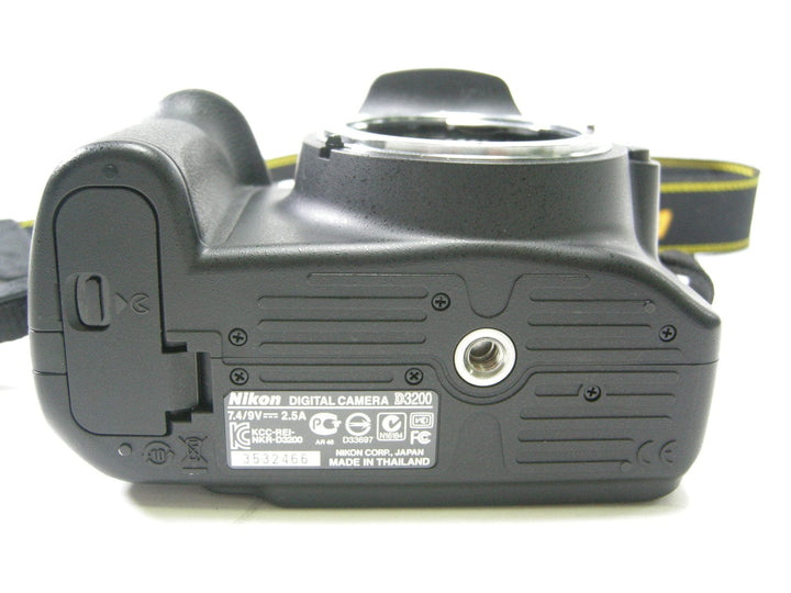 Nikon D3200 24.2mp Digital SLR Body Only Shutter Ct. 2,958 Digital Cameras - Digital SLR Cameras Nikon 3532466