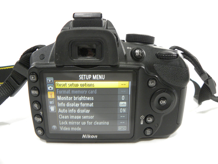 Nikon D3200 24.2mp Digital SLR w/AF-S 18-55 Shutter Ct. 1,303 Digital Cameras - Digital SLR Cameras Nikon 4131896