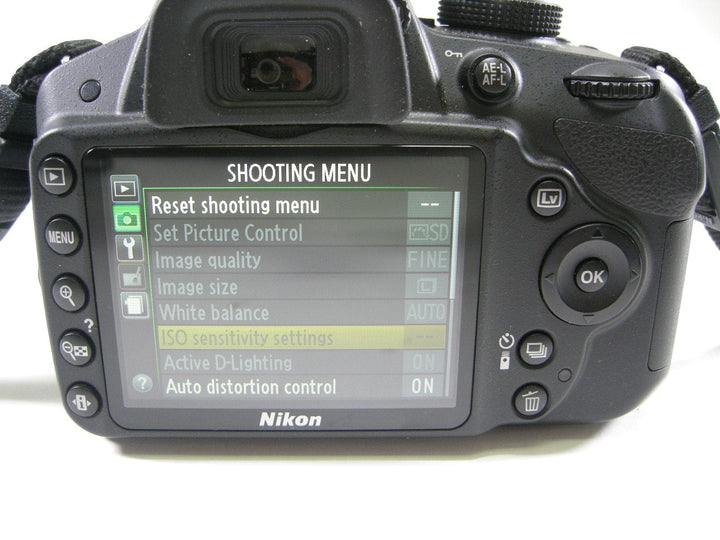 Nikon D3200 24.2mp Digital SLR w/AF-S 18-55 Shutter Ct. 6,854 Digital Cameras - Digital SLR Cameras Nikon 6887027