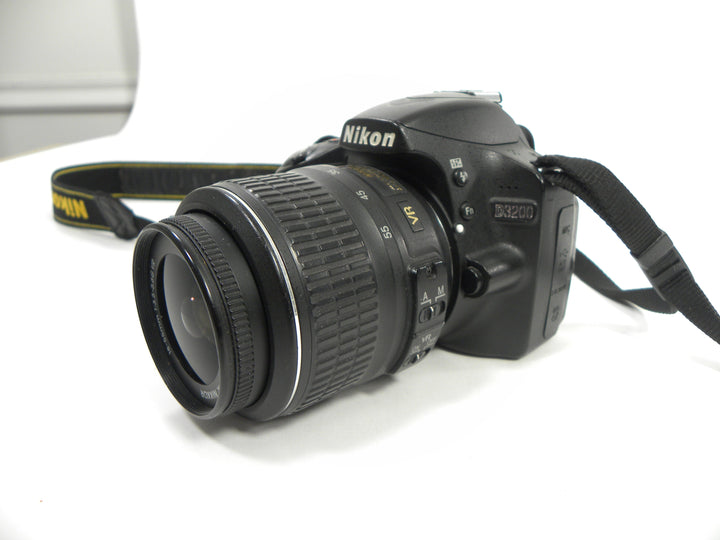 Nikon D3200 24.2mp Digital SLR w/AF-S Nikkor 18-55 DX Shutter Ct 