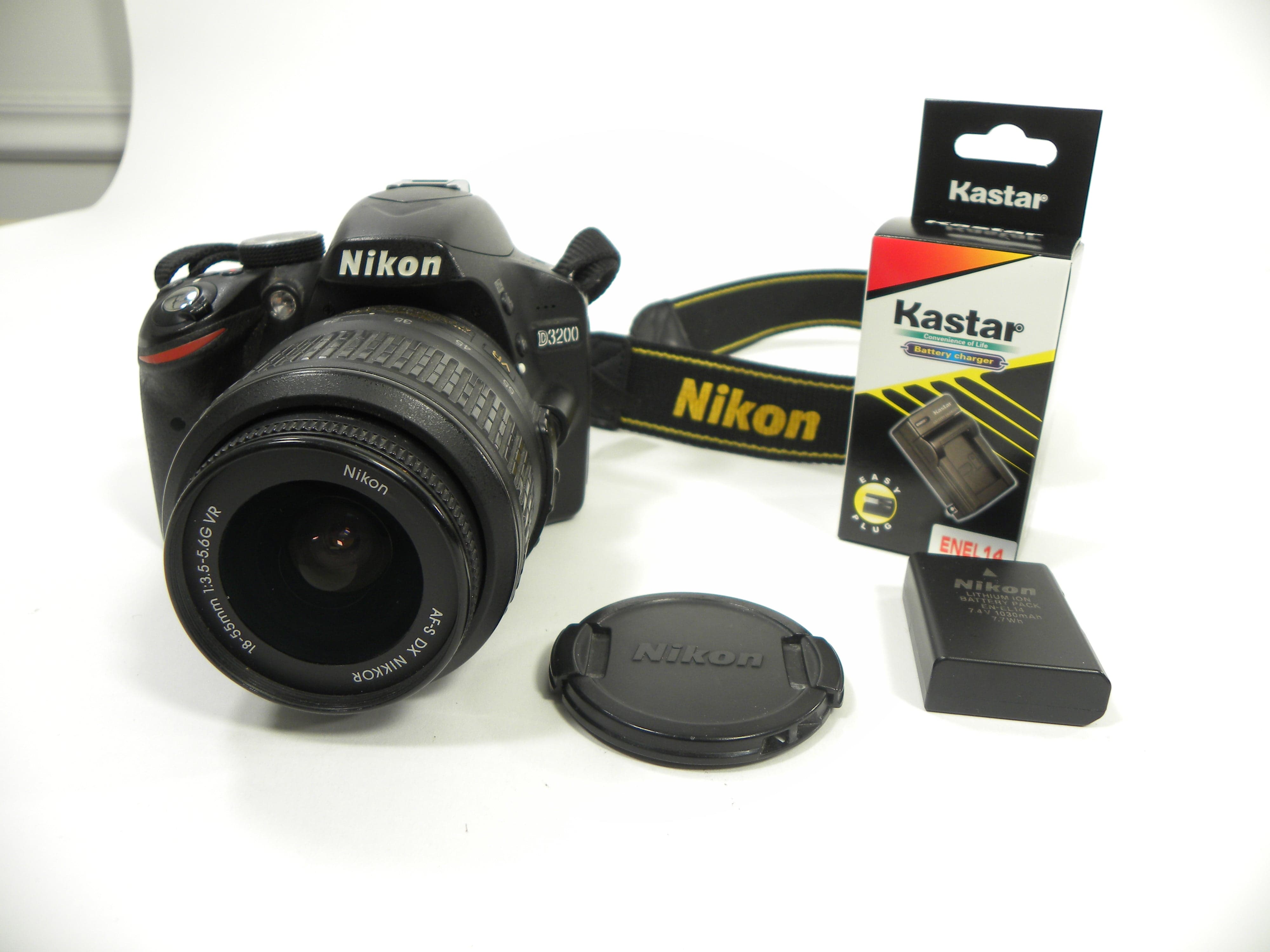 Nikon D3200 AF-S DX NIKKOR 18-55mm 1:3.5-5.6G VR ニコン デジタル一眼
