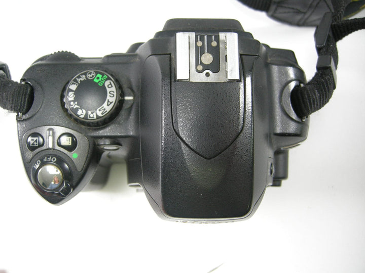 Nikon D40 6.1mp Digital SLR Body only Shutter Ct. 51,417 Digital Cameras - Digital SLR Cameras Nikon 3542640