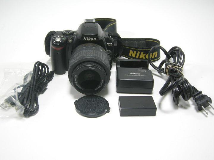 Nikon D40 6.1mp Digital SLR w/ AF-S DX 18-55mm f3.5-5.6 G VR lens Digital Cameras - Digital SLR Cameras Nikon 3206526