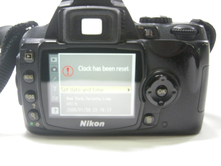 Nikon D40 6.1mp Digital SLR w/ AF-S DX 18-55mm f3.5-5.6 G VR lens Digital Cameras - Digital SLR Cameras Nikon 3206526