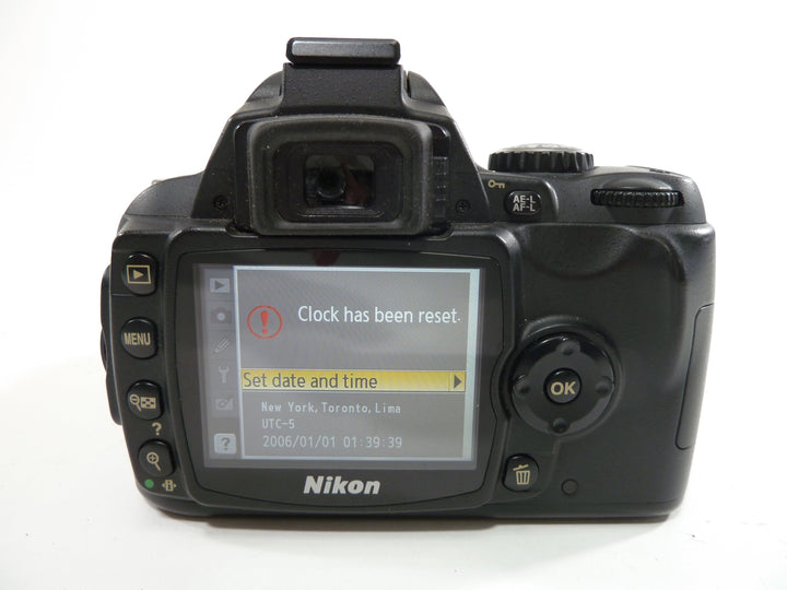 Nikon D40 6.1mp Digital SLR w/Nikkor AF-S 18-55mm Digital Cameras - Digital SLR Cameras Nikon 3504694