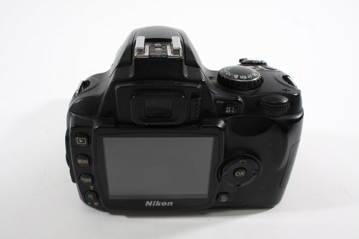 Nikon D40 with  a AF-S 18-55mm VR Shutter Count 16886 Digital Cameras - Digital SLR Cameras Nikon 3632582