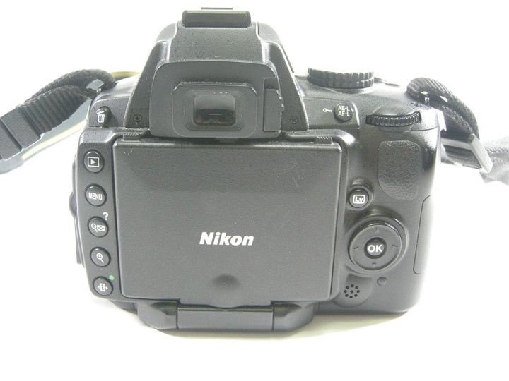 Nikon D5000 12.3mp Digital SLR Body Only Shutter Ct. 7,633 Digital Cameras - Digital SLR Cameras Nikon 3423046