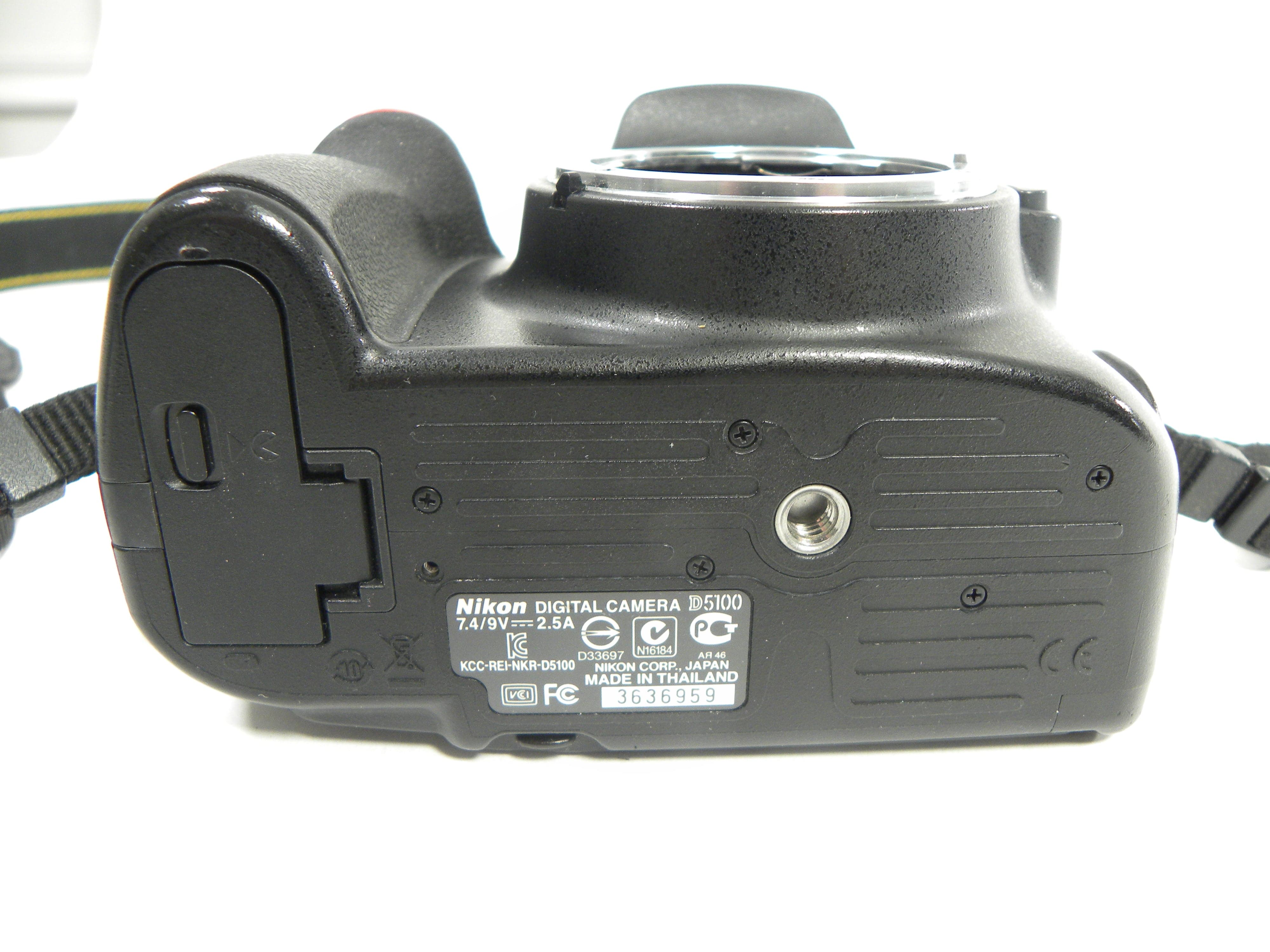 Nikon D5100 16.2mp Digital SLR Camera Body only - Parts or Repair