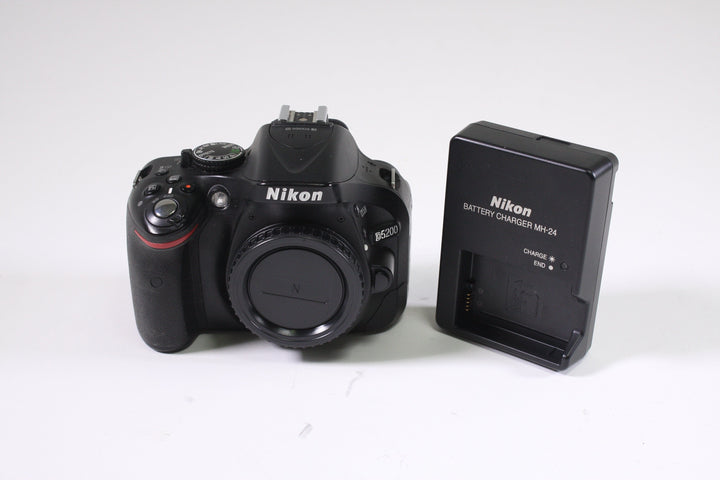 Nikon D5200 Camera Body - shutter count 8219 Digital Cameras - Digital SLR Cameras Nikon 2768958