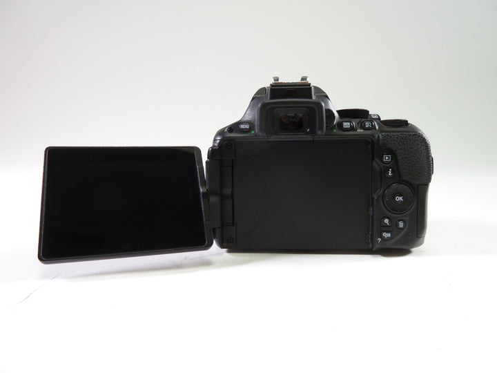 Nikon D5500 w/ 18-55mm VR II Kit Shutter Count 10,630 Digital Cameras - Digital SLR Cameras Nikon 2611783