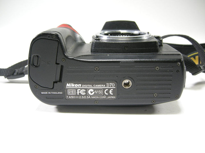 Nikon D70 6.1mp Digital SLR Body Only Shutter #11,640 Digital Cameras - Digital SLR Cameras Nikon 3315649