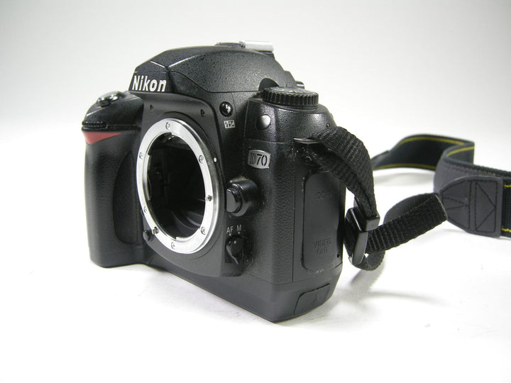 Nikon D70 6.1mp Digital SLR Body Only Shutter #11,640 Digital Cameras - Digital SLR Cameras Nikon 3315649