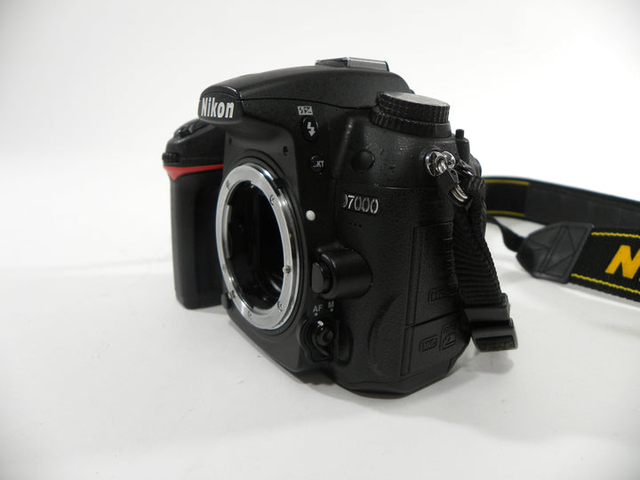 Nikon D7000 16.2mp Digital SLR body only Shutter Ct. 140,176 Digital Cameras - Digital SLR Cameras Nikon 8849014