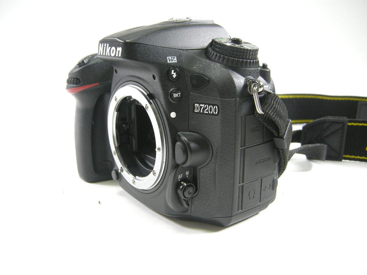 Nikon D7200 24.2mp Digital SLR Body Only Shutter Ct. 4,300 Digital Cameras - Digital SLR Cameras Nikon 2605312