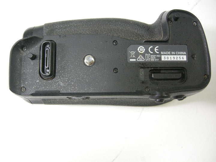 Nikon MB-D17 Battery Grip w/EN-EL18a Battery Grips, Brackets and Winders Nikon 3019256