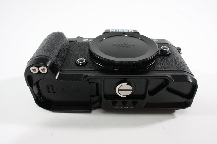 Nikon Zf Body with a SmallRig Grip and a Shutter Count of 88 Digital Cameras - Digital Mirrorless Cameras Nikon 3007355