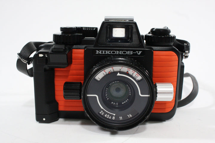 Nikonos V w/ 35mm f/2.5, Case, Strobe and Accessories Underwater Equipment Nikonos 2029124