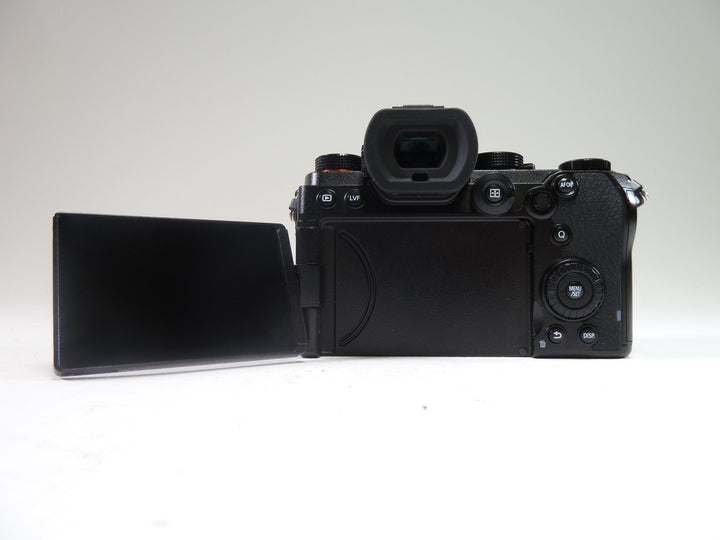 Panasonic Lumix S5 Body Shutter Count 13,824 Digital Cameras - Digital Mirrorless Cameras Panasonic WJ2SB002281
