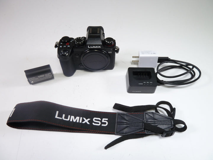 Panasonic Lumix S5 Body Shutter Count 13,824 Digital Cameras - Digital Mirrorless Cameras Panasonic WJ2SB002281