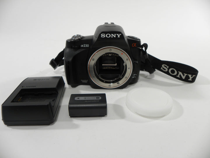 Sony a230 10.2mp Digital SLR Body Only Shutter Ct. 8,056 Digital Cameras - Digital SLR Cameras Sony 1400718