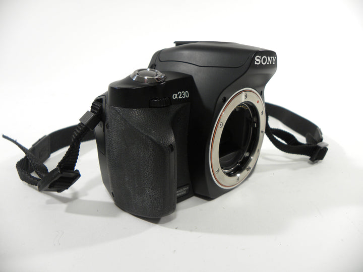 Sony a230 10.2mp Digital SLR Body Only Shutter Ct. 8,056 Digital Cameras - Digital SLR Cameras Sony 1400718