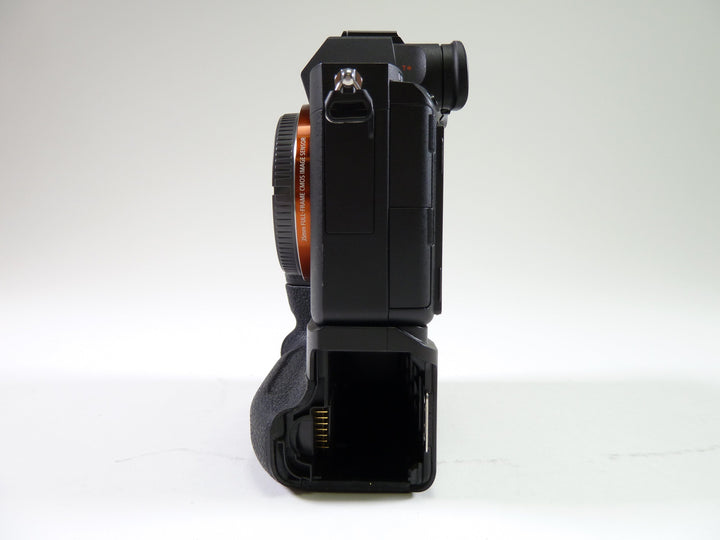 Sony a7 III Body w/Grip - Shutter Count Only 1,296! Digital Cameras - Digital Mirrorless Cameras Sony 3421043