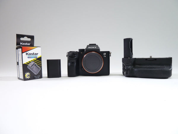 Sony a7 III with Neewer Grip Shutter Count 8718 Digital Cameras - Digital Mirrorless Cameras Sony 3395877
