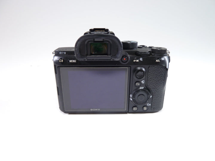 Sony a7 III with Neewer Grip Shutter Count 8718 Digital Cameras - Digital Mirrorless Cameras Sony 3395877