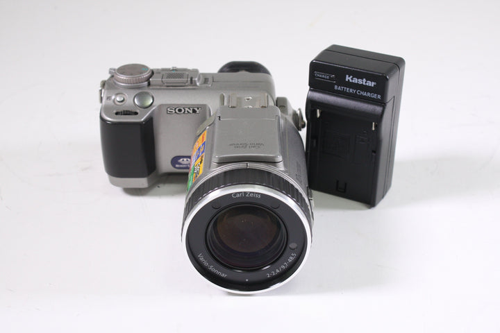 Sony DSC-F707 Digital Camera Digital Cameras - Digital Point and Shoot Cameras Sony 1330920