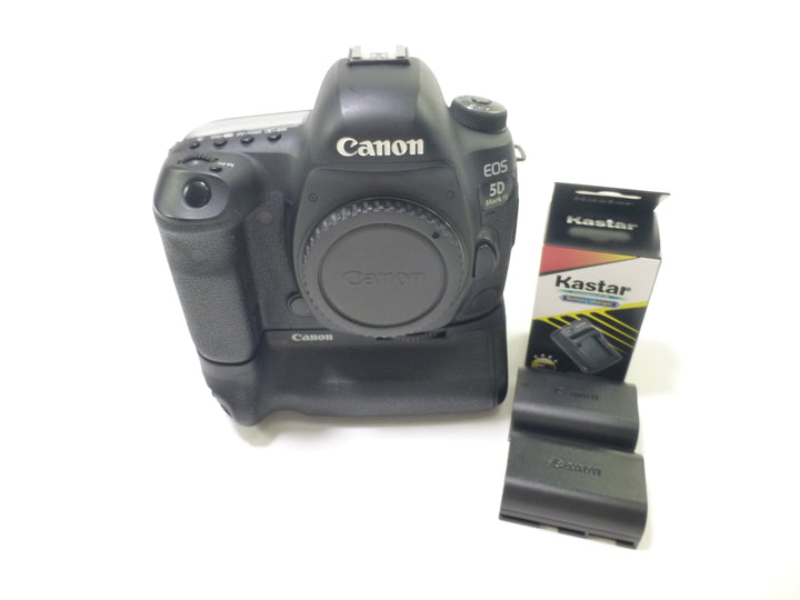 Canon 5D Mark IV with BG-E20 Grip - Shutter count 193734 Digital Cameras - Digital SLR Cameras Canon 172056003846