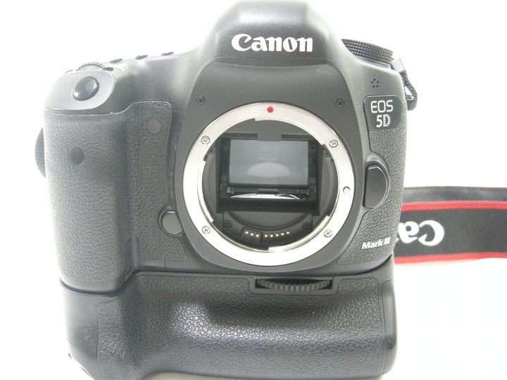 Canon EOS 5D Mark III Body only Shutter #166,165 Digital Cameras - Digital SLR Cameras Canon 052024004377