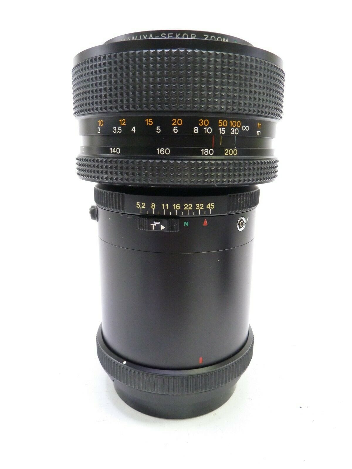 Appareil photo de format moyen vintage Mamiya RZ67 avec objectif, dos de film et viseur à prisme Appareil photo de format moyen vintage Mamiya RZ67 avec objectif, dos de film et viseur à prisme
