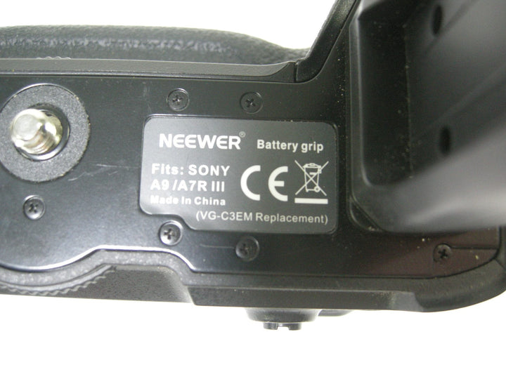 Neewer VG-C3EM Battery Grip for Sony A9-A7R III Grips, Brackets and Winders Neewer 010230234