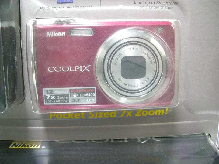 Nikon Coolpix S630 Digital Camera Kit Digital Cameras - Digital Point and Shoot Cameras Nikon 397280