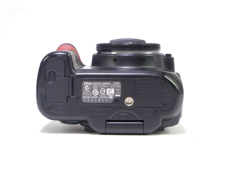 Nikon D5000 DSLR with 18-55mm  f/3.5-5.6G VR DX AF-S Kit Digital Cameras - Digital SLR Cameras Nikon 3331211