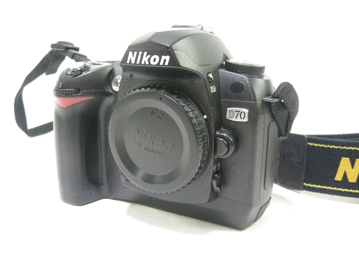 Nikon D70 6.1mp Digital Camera Body only Shutter #9572 Digital Cameras - Digital SLR Cameras Nikon 3302095