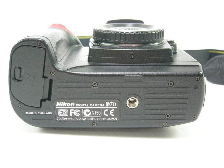 Nikon D70 6.1mp Digital Camera Body only Shutter #9572 Digital Cameras - Digital SLR Cameras Nikon 3302095