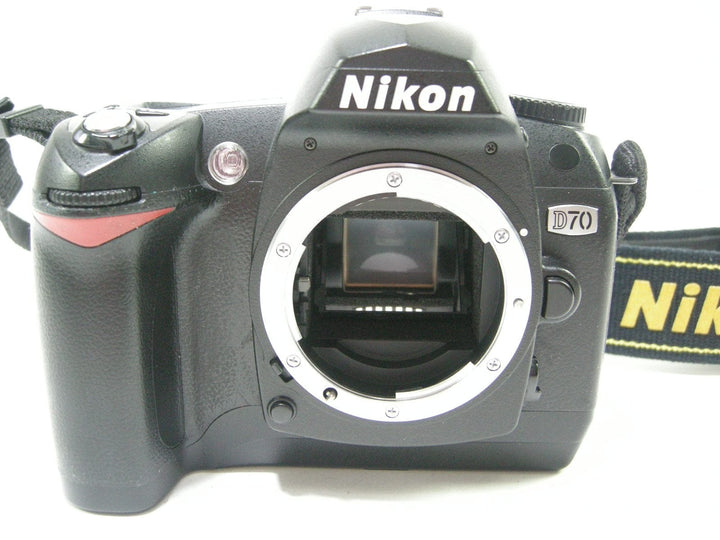 Nikon D70 6.1mp Digital Camera Body only Shutter #9572 Digital Cameras - Digital SLR Cameras Nikon 3302095